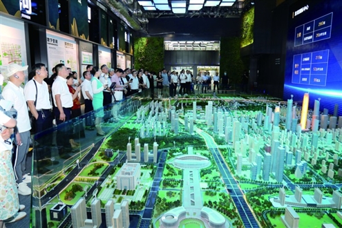 考察团一行在济南中央商务区展厅了解园区战略定位、产业规划、业态布局